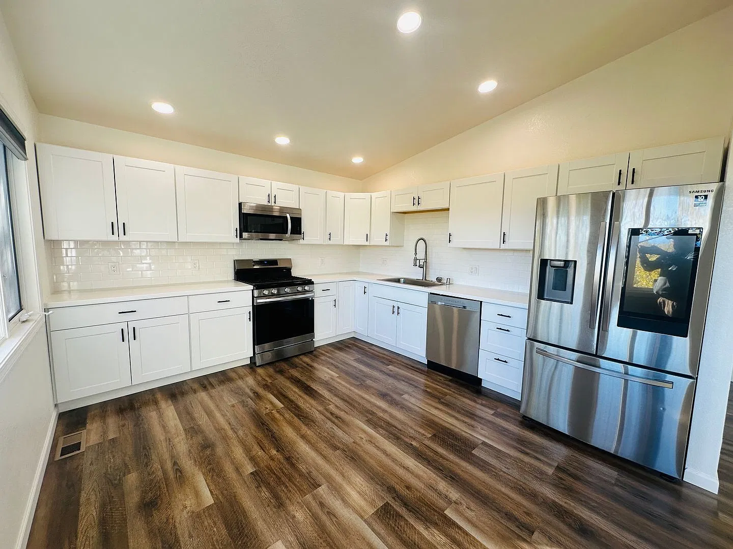 Beautifully updated modern home with detached garage! — Photo 4