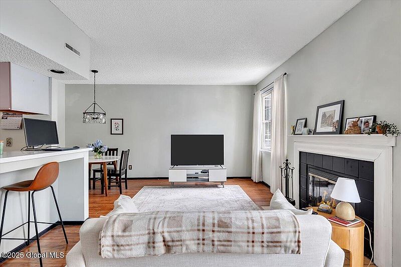 2nd image of 143 Monmouth Way
