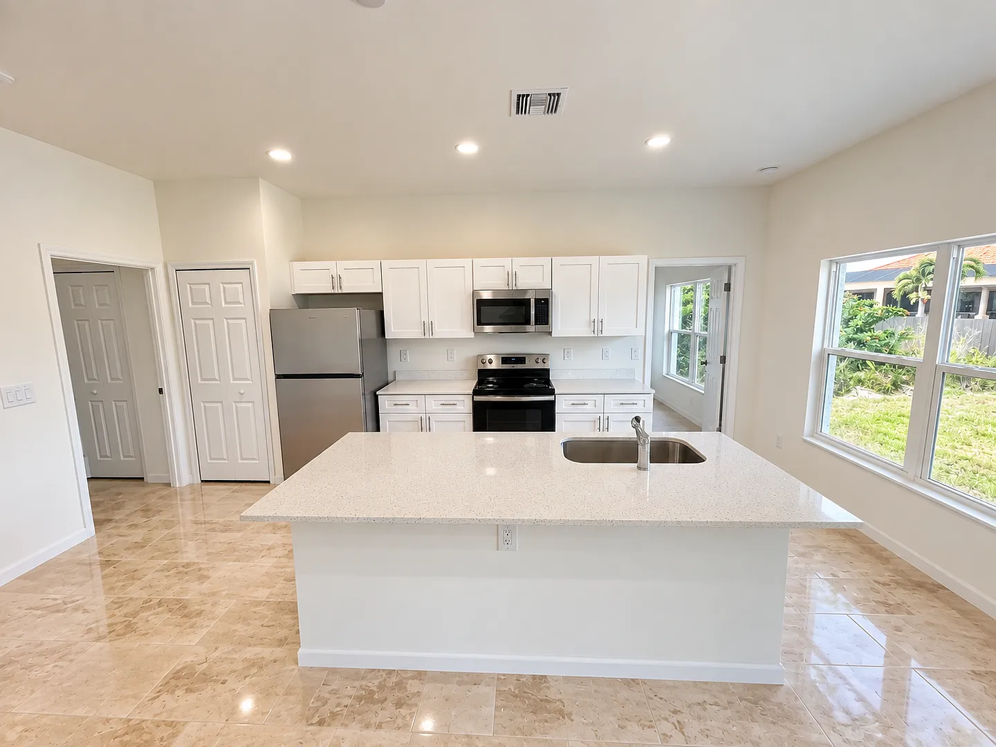 Brand New Construction-Large 3 bedroom, 2 bath + Den-Great Location — Photo 3