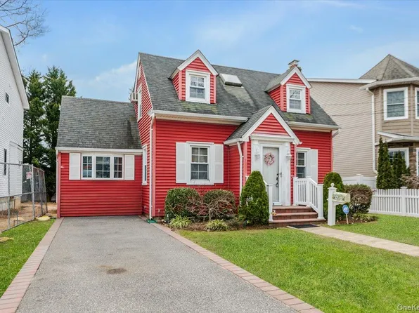 3978 William Street, Seaford, NY 11783