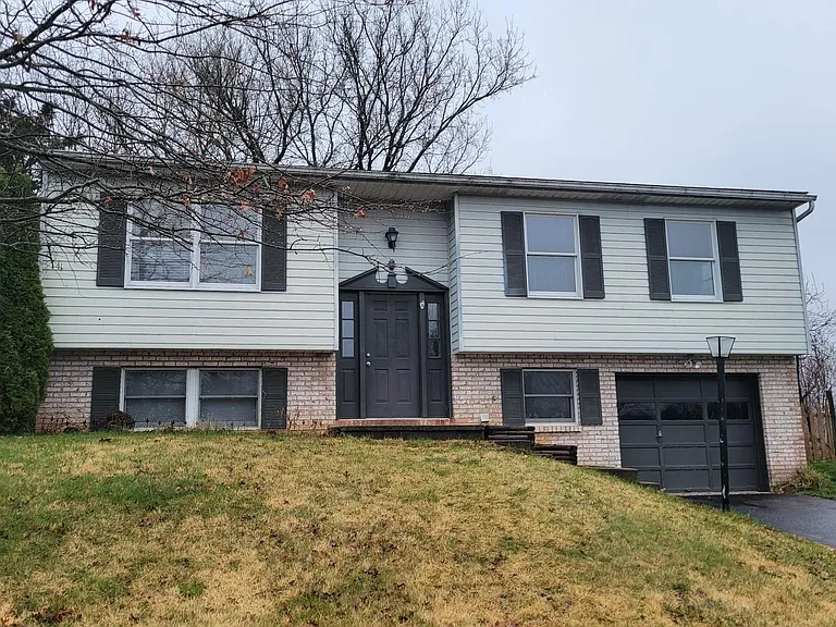2452 Lexington Cir — Photo 11