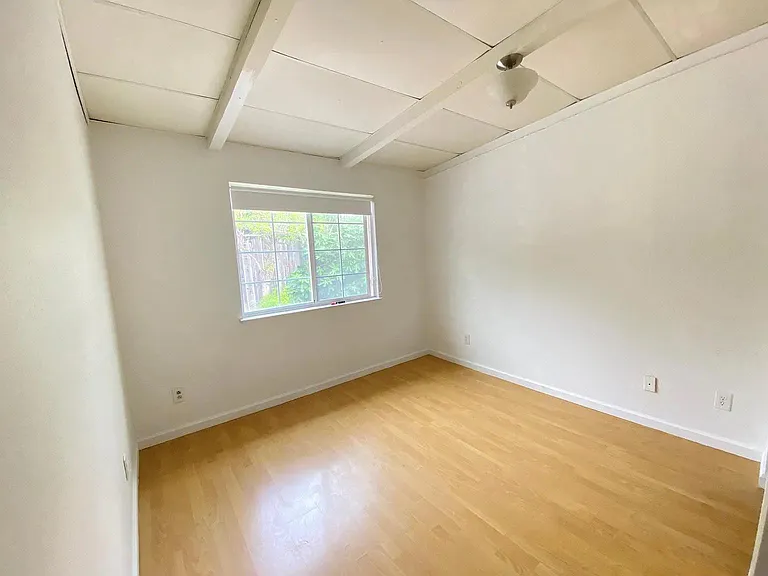 638 N Bayview Ave — Photo 10
