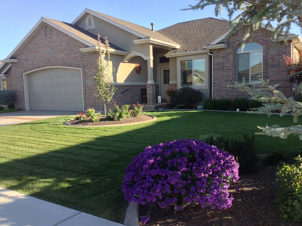 Great Curb Appeal!