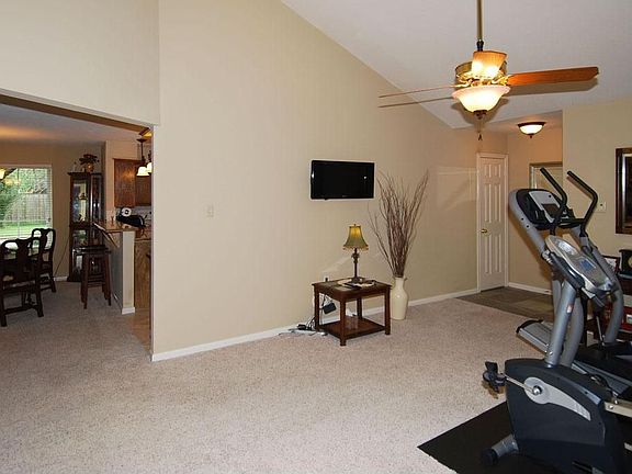 5th image of 3927 Oak Gardens Dr