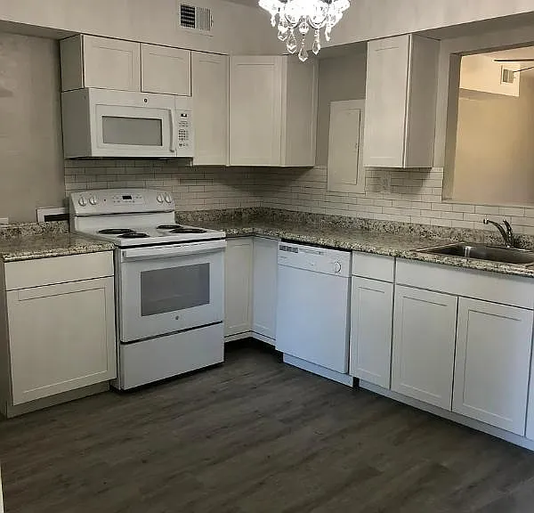 Spacious kitchen and breakfast area