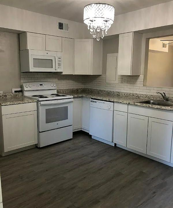 Spacious kitchen and breakfast area