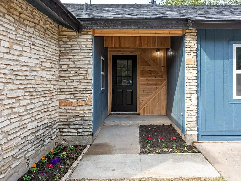 9604 Crown Ridge Dr — Photo 2