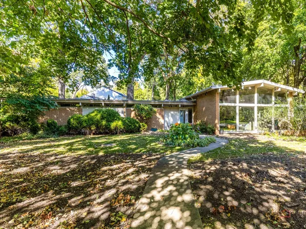 52 Wiltshire Dr, Lincolnshire, IL 60069