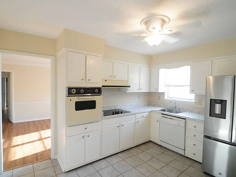 8205 Willowbrook Cir SE #C — Photo 2