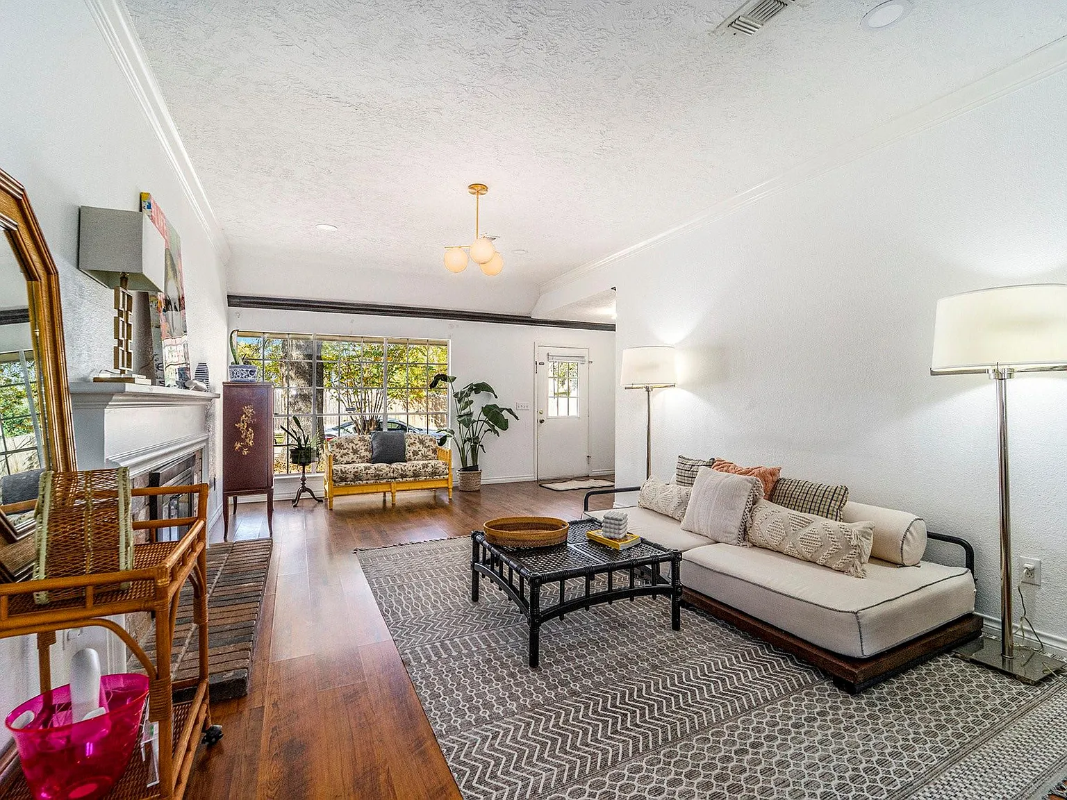 3 bed, 2.0 bath, 1440 sqft, $3,500 — Photo 2