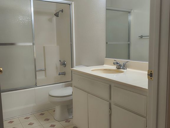 Attached Master Bath ensuite