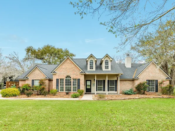 2403 Whitetail Ln, Lake Jackson, TX 77566