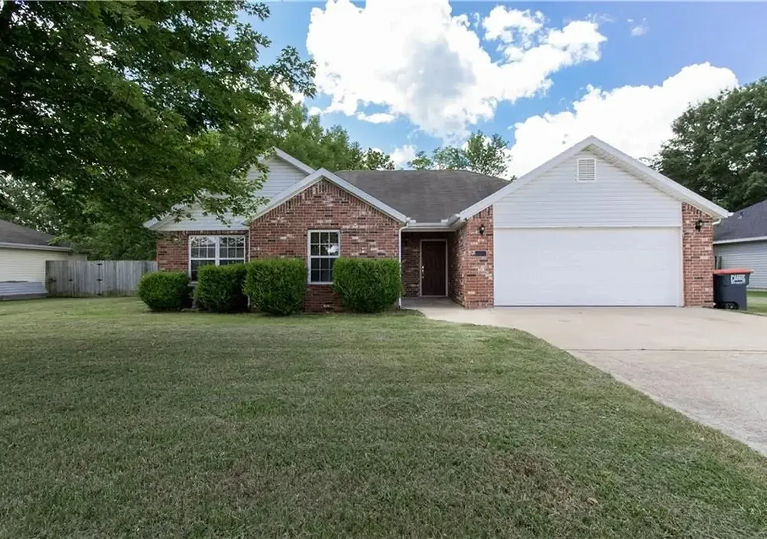 3 bedroom 2 bath in Elkins / 2 car garage / fenced yard — Photo 1