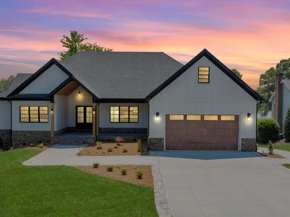 95 Shoreline Cir, Penhook, VA 24137