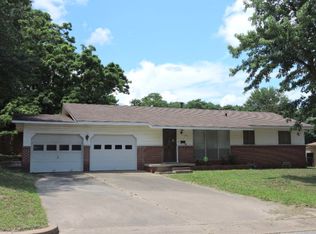 105 Romallen Dr, Palestine, TX 75801