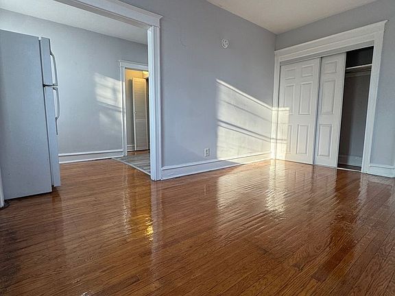 4th image of 320 Rochelle Ave #34