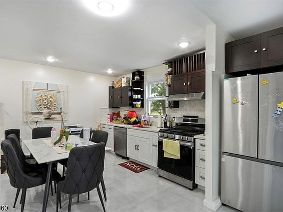 3rd image of 21 Lawrence St
