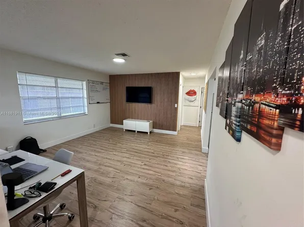 6040 SW 35th St, Hollywood, FL 33023