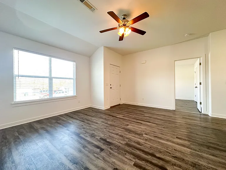 325 Westbrook Ct — Photo 3