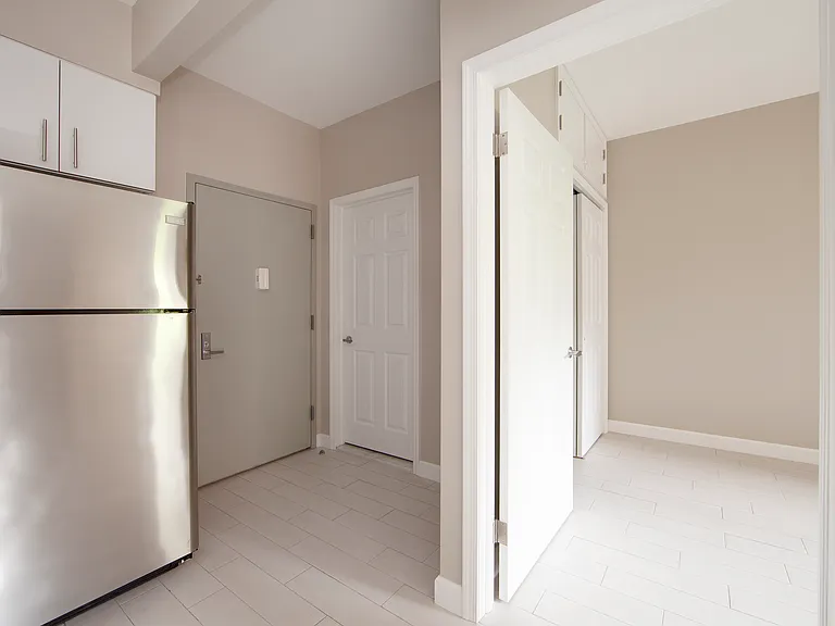 225 E 30th St #2R — Photo 4