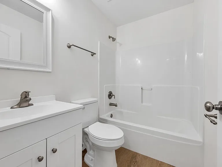 684 E College St — Photo 14