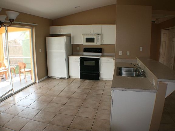 4th image of 1302 SW 34th Ter