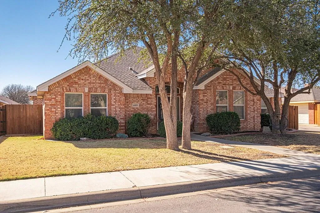 4 bed, 2.5 bath, 2415 sqft, $3,500 — Photo 2