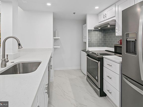 5th image of 900 N Taylor St APT 611
