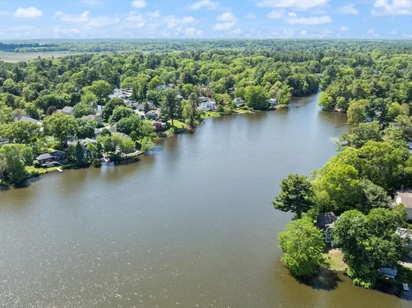 320 Pillings Pond Rd, Lynnfield, MA 01940