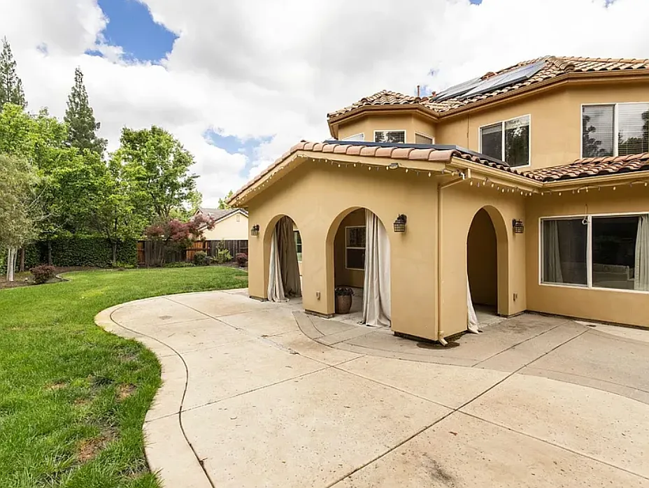 4 bed, 4100 sqft, $6,350 — Photo 4
