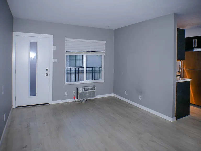 4474 Winona Ave — Photo 5