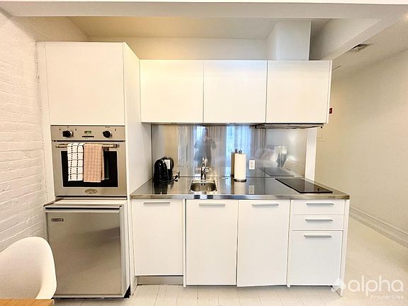 4th image of 214 E 52nd St Floor 4