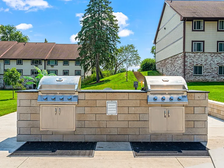 Valley View Apartments Grill and Picnic Area