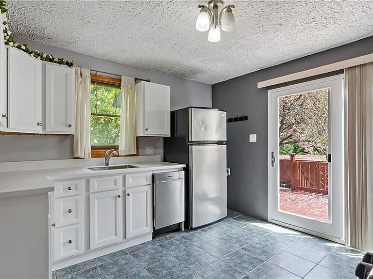 185 Ottawa Ave — Photo 13