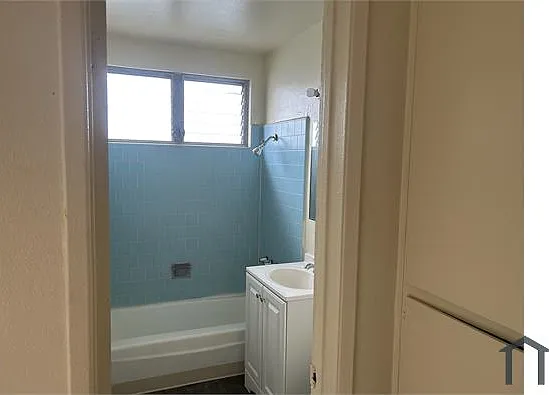 142 E 88th Pl #4 — Photo 9