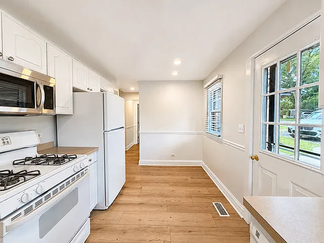2 bed, 716 sqft, $2,200 — Photo 3