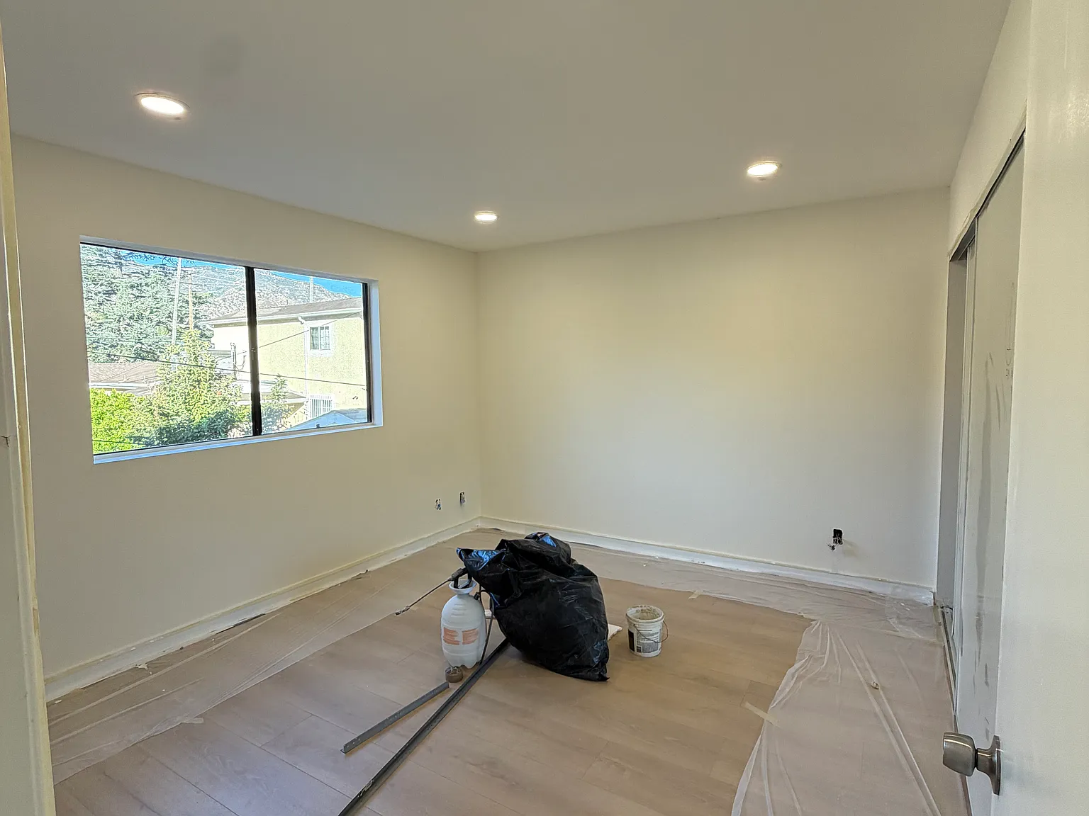 1170 Spazier Ave — Photo 4