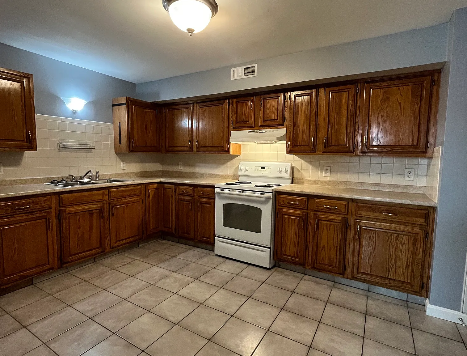 3 bed, 824 sqft, $1,800 — Photo 2