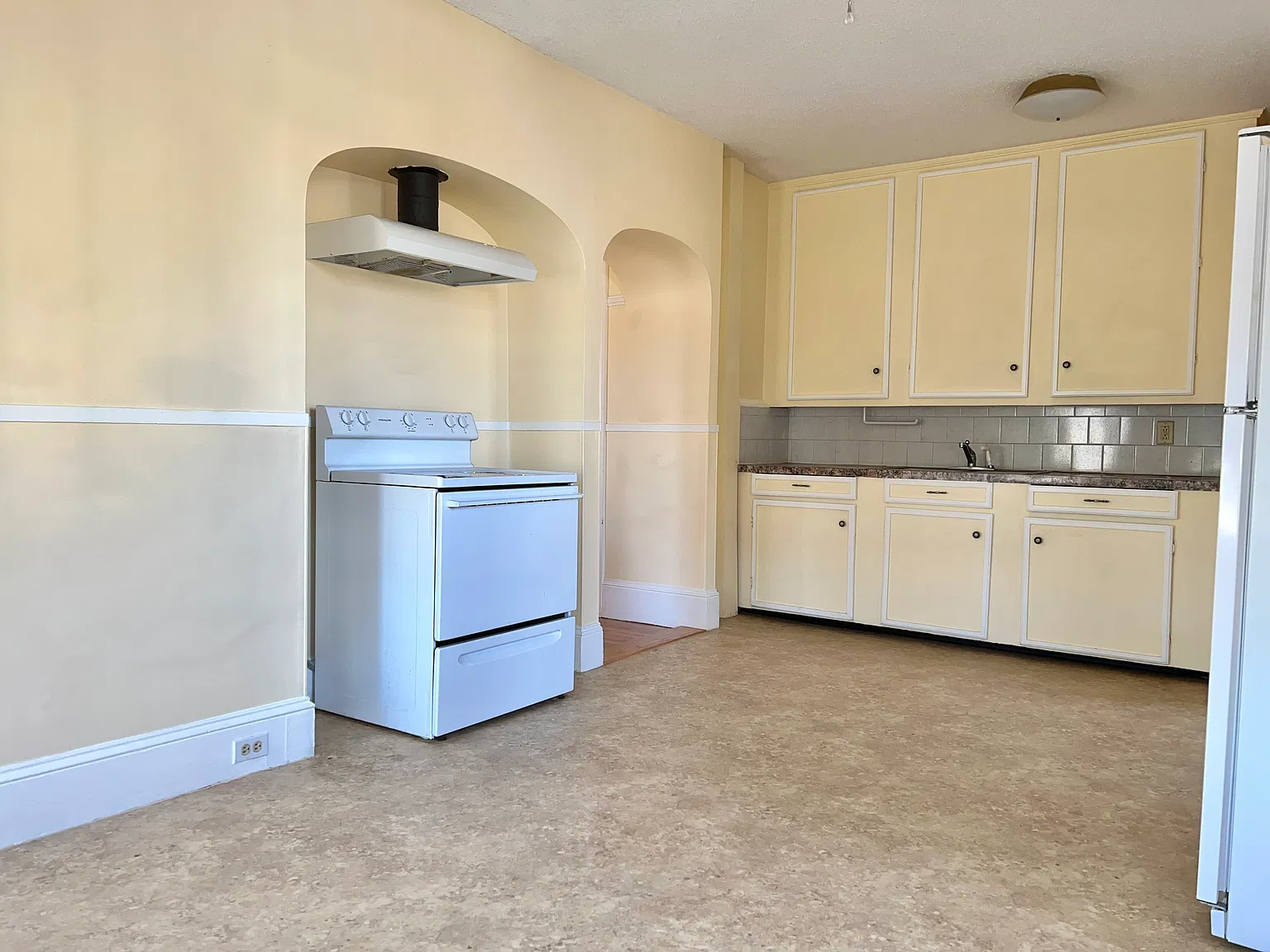 4 bed, 1.5 bath, 2200 sqft, $2,300 — Photo 4