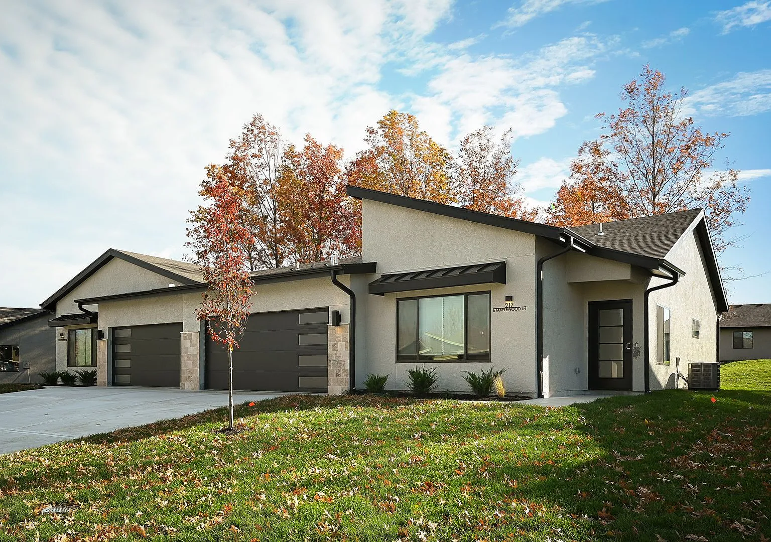 Stunning 2-bedroom, 2-bathroom, 2-car Townhome In Raymore MO — Photo 1