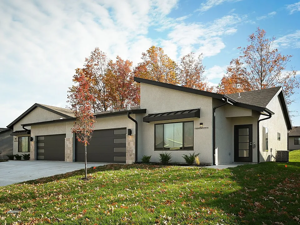 201 E Maplewood Ln