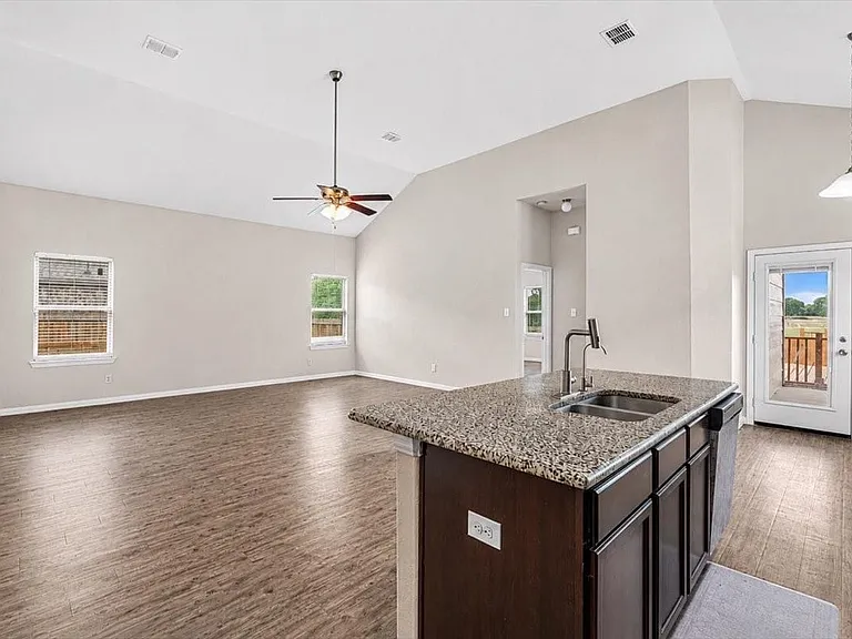 710 Woodcrest Dr — Photo 5