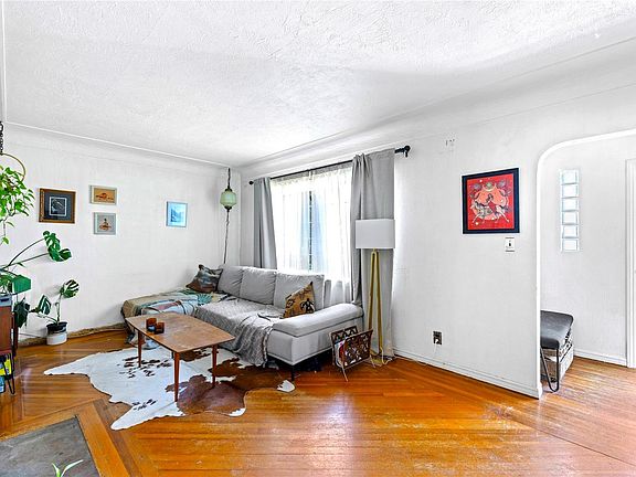 3rd image of 425 White St