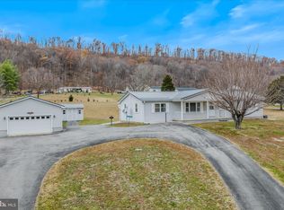 28 Gray Ridge Ln, Berkeley Springs, WV 25411