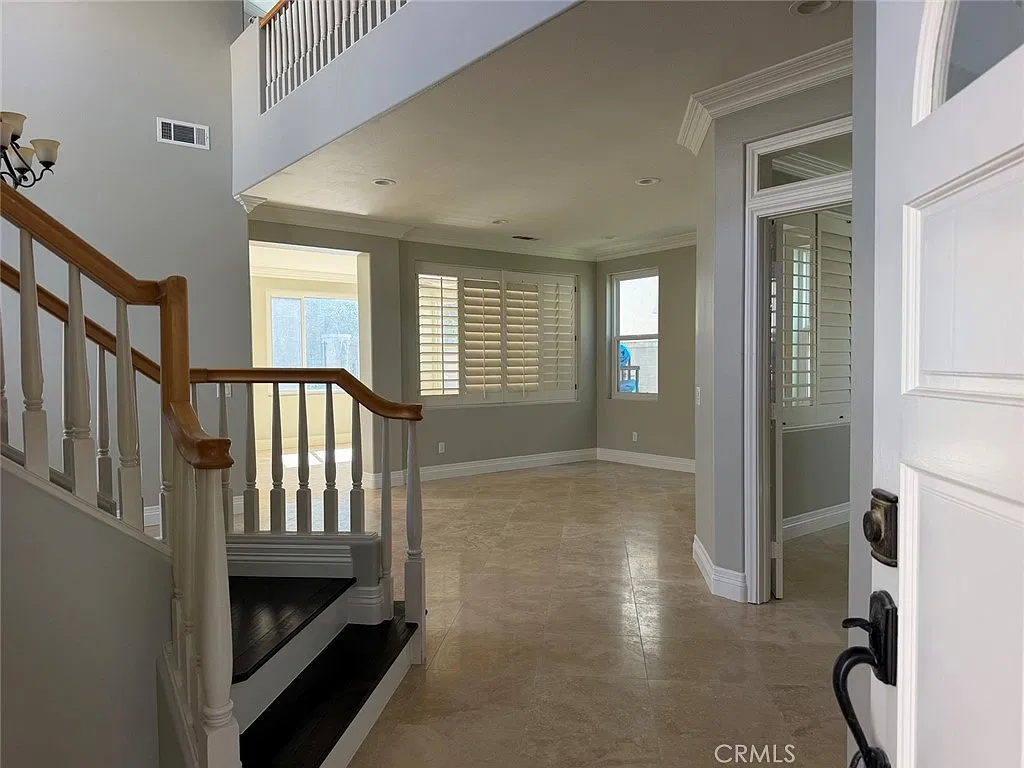 4 bed, 2122 sqft, $5,700 — Photo 4
