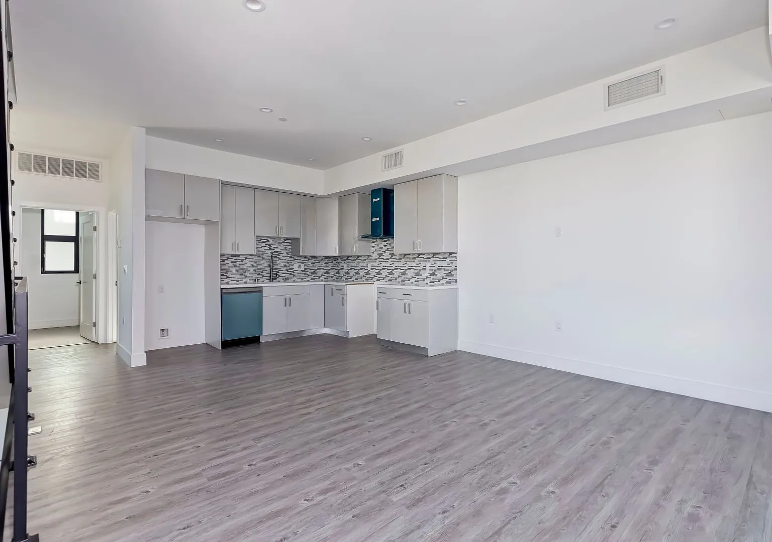 New Hollywood Townhomes — Photo 4