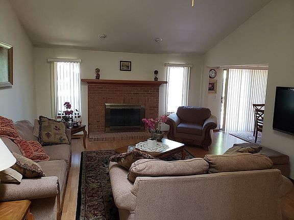 5th image of 2161 Camelot Dr