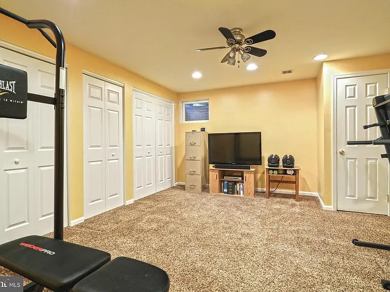 2723 Foxshire Dr — Photo 17