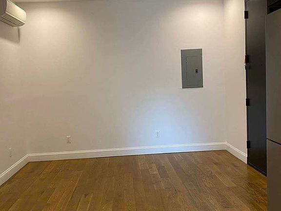 5th image of 221 Clarkson Ave APT 1R