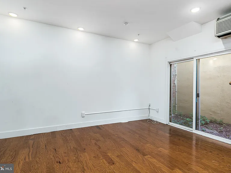 1639 Poplar St #LL2 — Photo 6